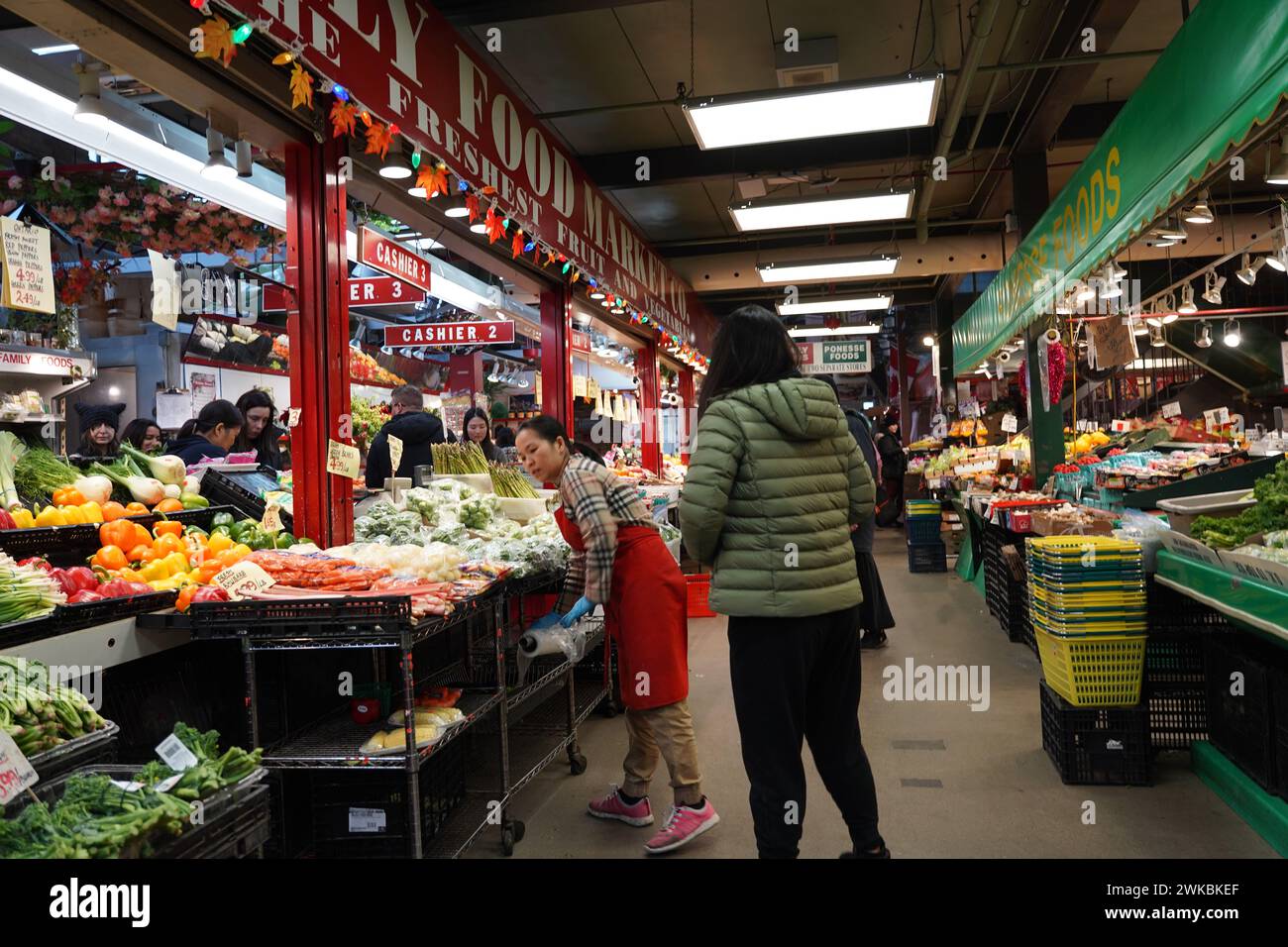 St Lawrence Market a Toronto, stand di verdure fresche Foto Stock