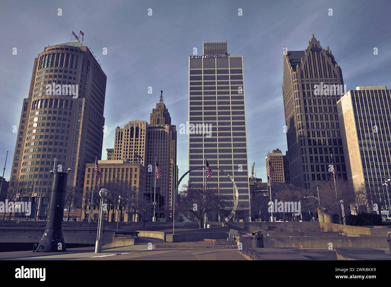 Hart Plaza, con il Guardian Building sullo sfondo insieme ad altri, a Detroit, Michigan, USA Foto Stock