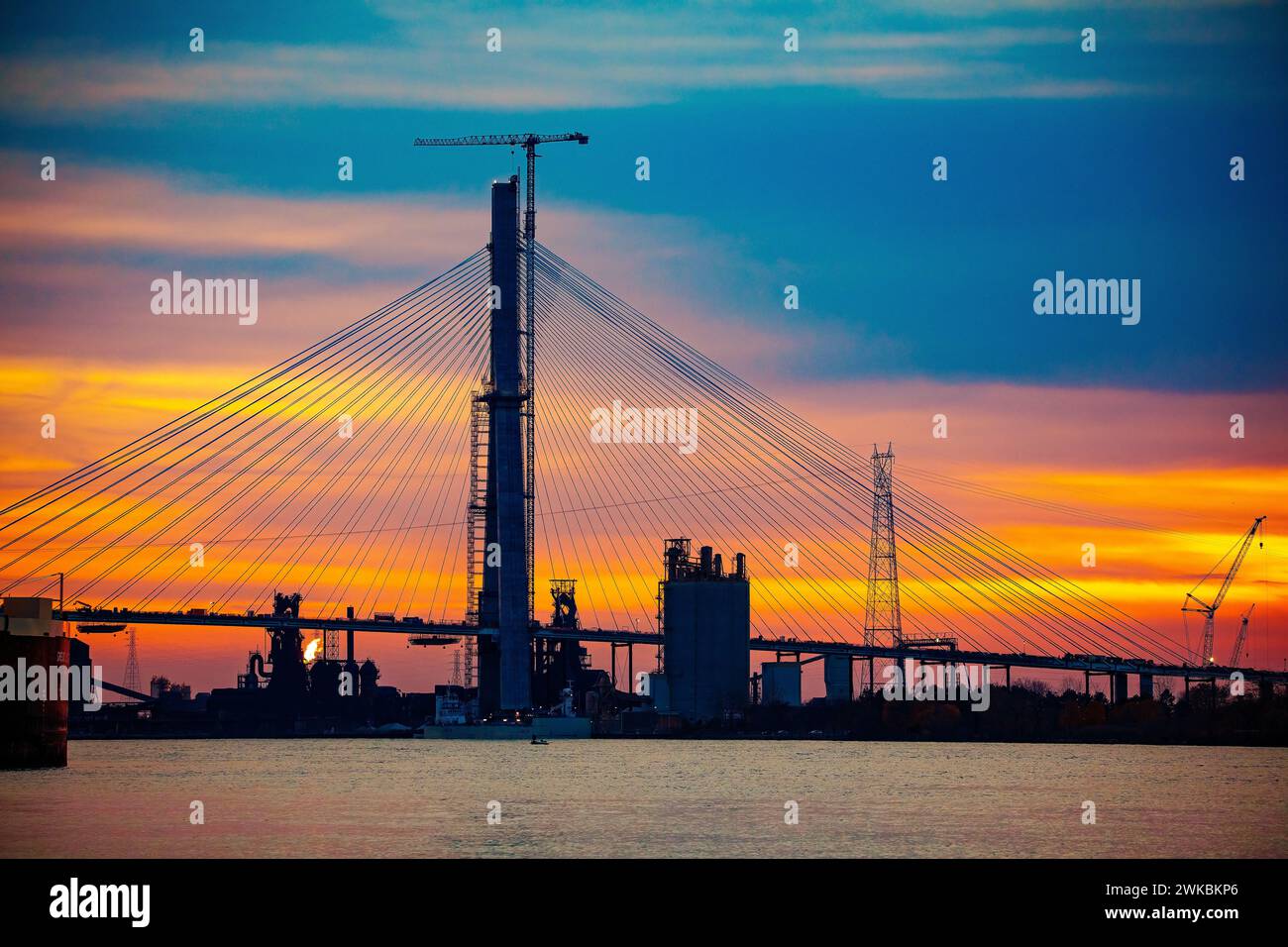 Gordie Howe Bridge Sunset Blue Hour, torre di supporto americana Foto Stock