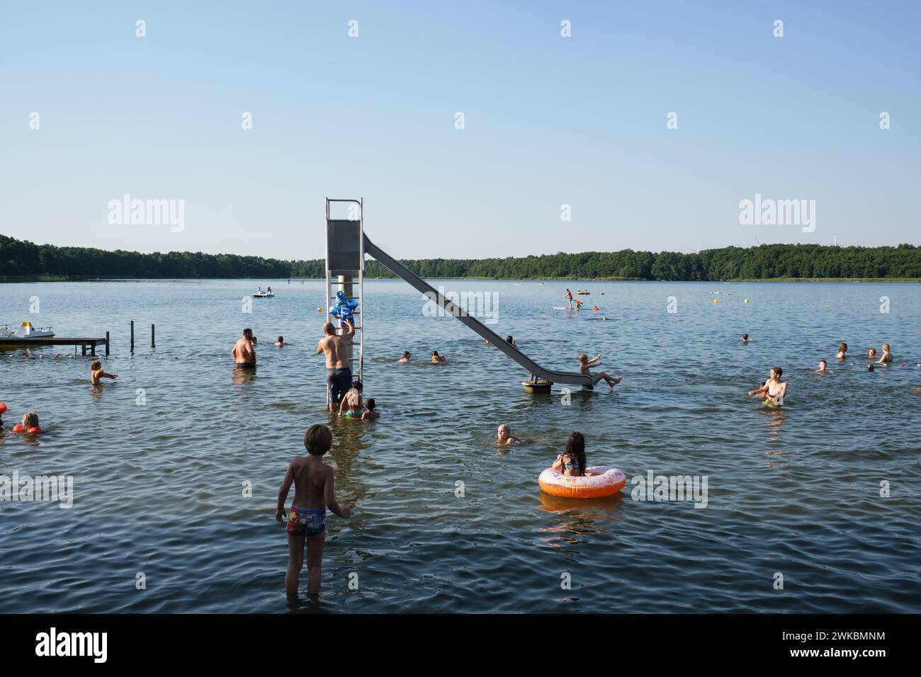 Riesiger Badespass im Sommer auf einer Rutsche im Strandbad bei Berlin Foto Stock