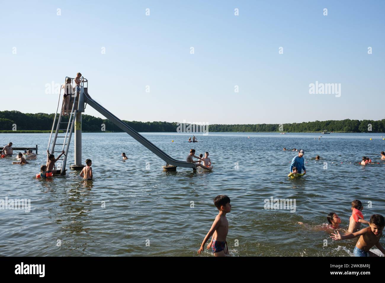 Riesiger Badespass im Sommer auf einer Rutsche im Strandbad bei Berlin Foto Stock