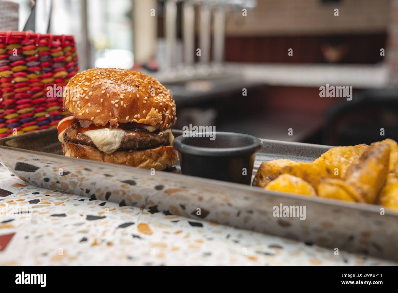 Delizioso cibo da pub. Hamburger e bicchieri di birra su piatti di legno Foto Stock
