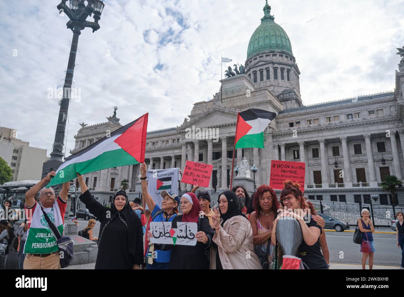 Buenos Aires, Argentina, 16 febbraio 2024: Donne che alzano bandiere palestinesi e manifesti pacifisti, persone riunite davanti al Congresso in solidarietà wi Foto Stock