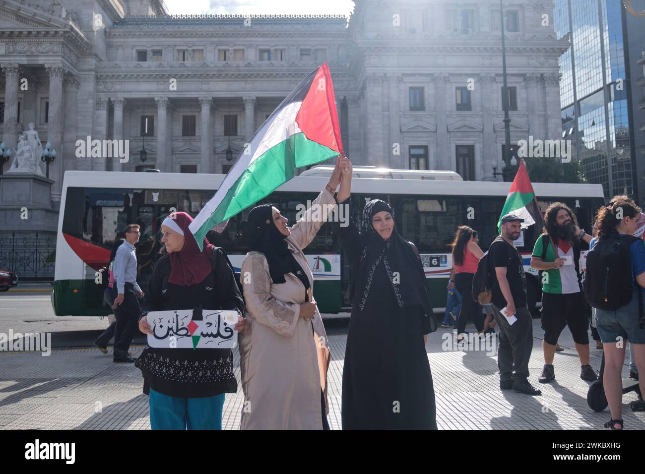 Buenos Aires, Argentina, 16 febbraio 2024: Donne che alzano la bandiera palestinese, persone riunite davanti al Congresso Nazionale in solidarietà con la Palestina Foto Stock