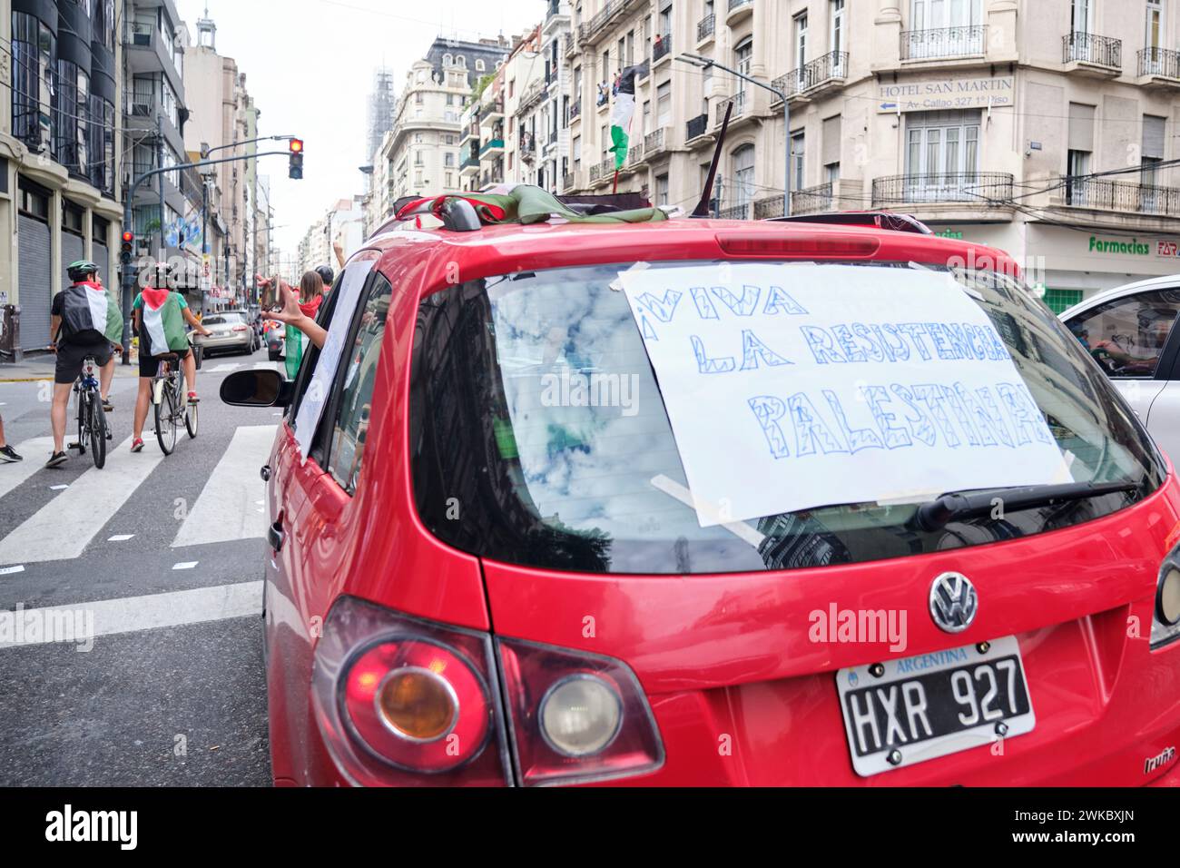 Buenos Aires, Argentina, 16 febbraio 2024: Protesta in solidarietà con la Palestina contro l'attacco di Israele. Auto con un poster: Lunga vita alla resistenza palestinese Foto Stock