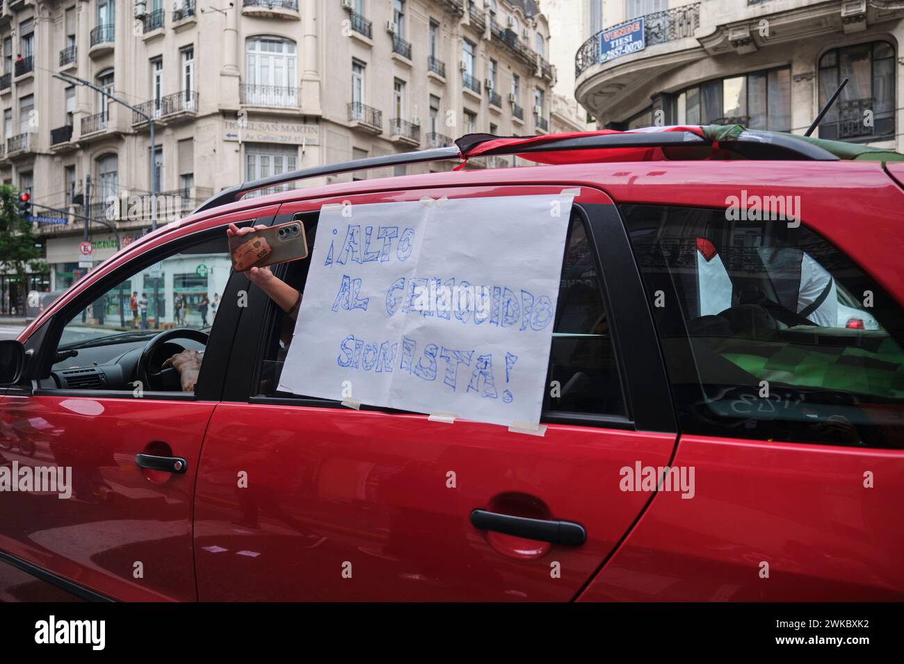 Buenos Aires, Argentina, 16 febbraio 2024: Protesta in solidarietà con la Palestina contro l'attacco di Israele. Auto con un poster: Fermare il genocidio sionista! Foto Stock
