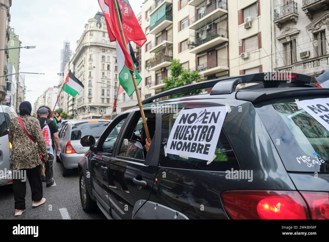 Buenos Aires, Argentina, 16 febbraio 2024: Protesta carovana in solidarietà con la popolazione palestinese, auto con un poster contro il sostegno argentino al governo Foto Stock