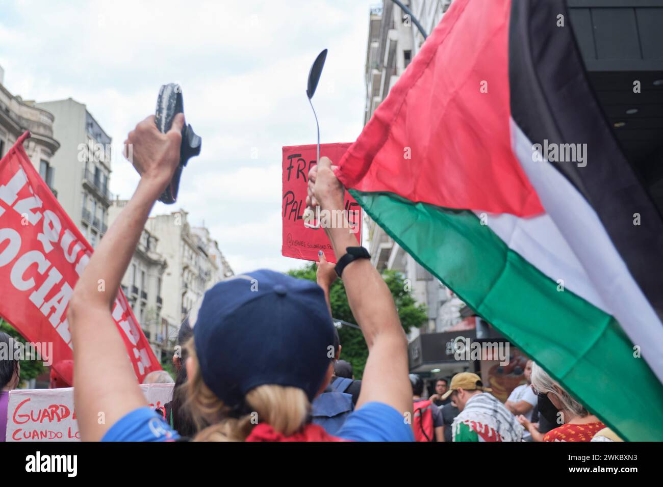 Buenos Aires, Argentina, 16 febbraio 2024: Persone che marciano con manifesti pacifisti e bandiere palestinesi in solidarietà con la Palestina e contro Israele gen Foto Stock
