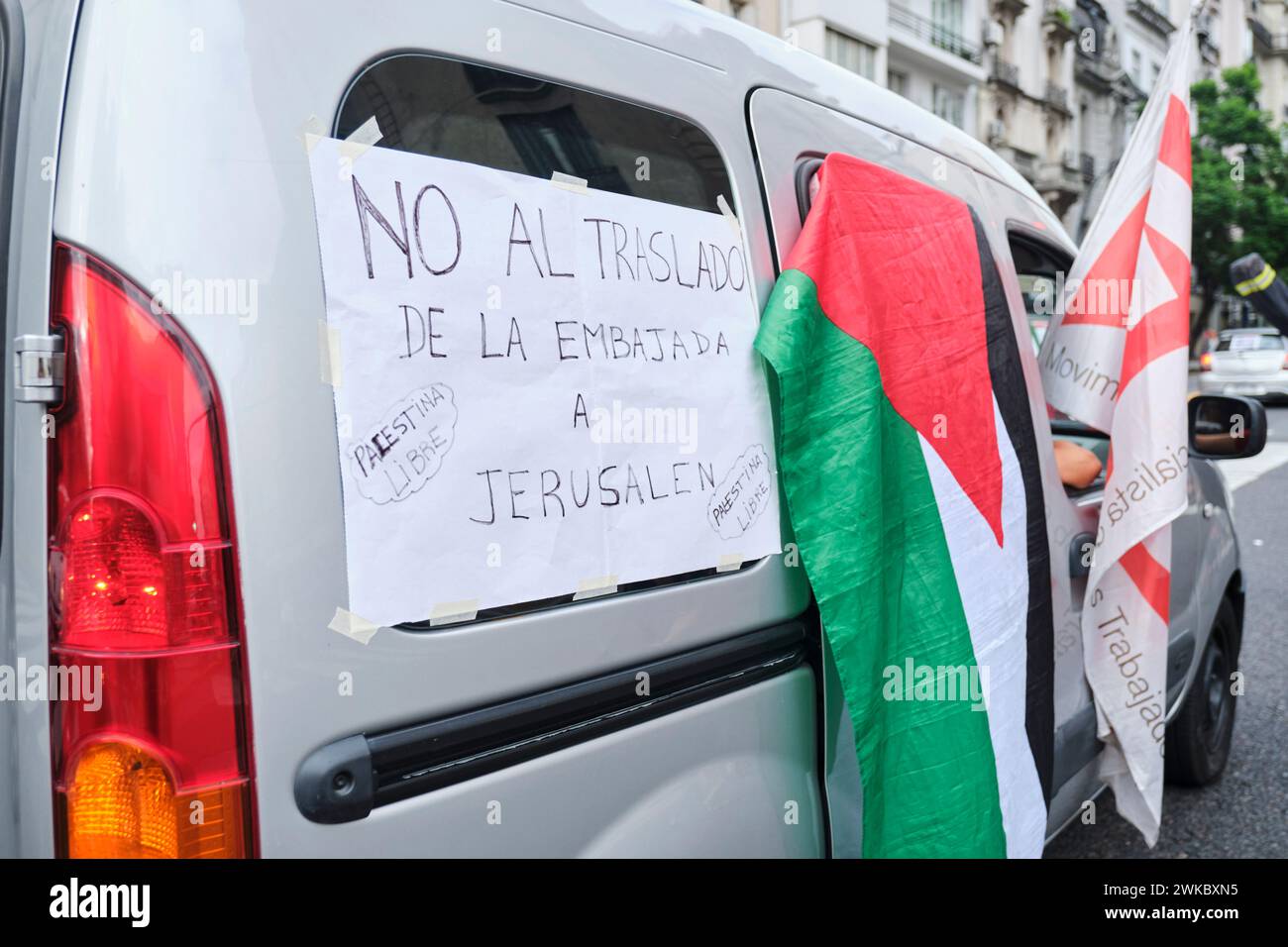 Buenos Aires, Argentina, 16 febbraio 2024: Protesta in solidarietà con la Palestina, contro Israele. Veicolo con bandiera palestinese e poster n. al tr Foto Stock