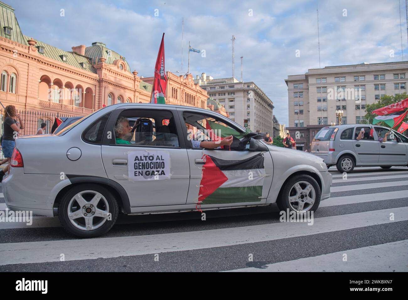 Buenos Aires, Argentina, 16 febbraio 2024: Carovana di protesta in Plaza de Mayo, in solidarietà con la Palestina, contro l'attacco di Israele. Auto con l'fla palestinese Foto Stock