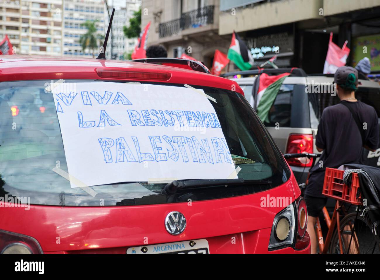 Buenos Aires, Argentina, 16 febbraio 2024: Protesta in solidarietà con la Palestina contro l'attacco di Israele. Auto con un poster: Lunga vita alla resistenza palestinese Foto Stock