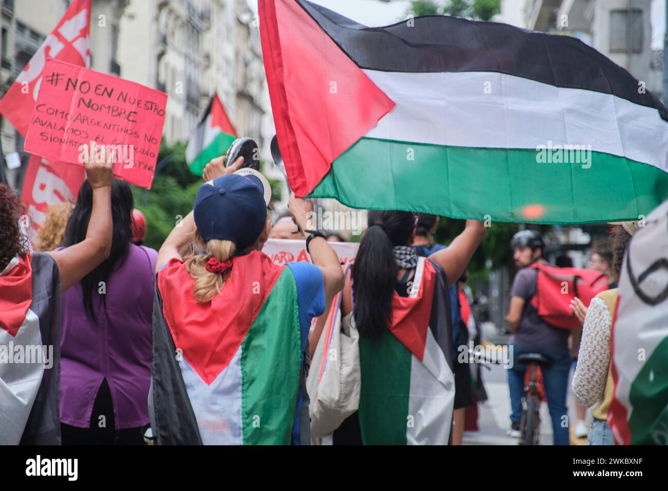Buenos Aires, Argentina, 16 febbraio 2024: Persone che marciano con manifesti pacifisti e bandiere palestinesi in solidarietà con la Palestina e contro Israele gen Foto Stock