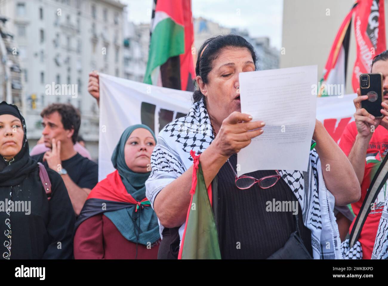Buenos Aires, Argentina, 16 febbraio 2024: Persone che protestano in centro in solidarietà con la Palestina e contro l'attacco di genocidio di Israele. Donna che legge un pac Foto Stock