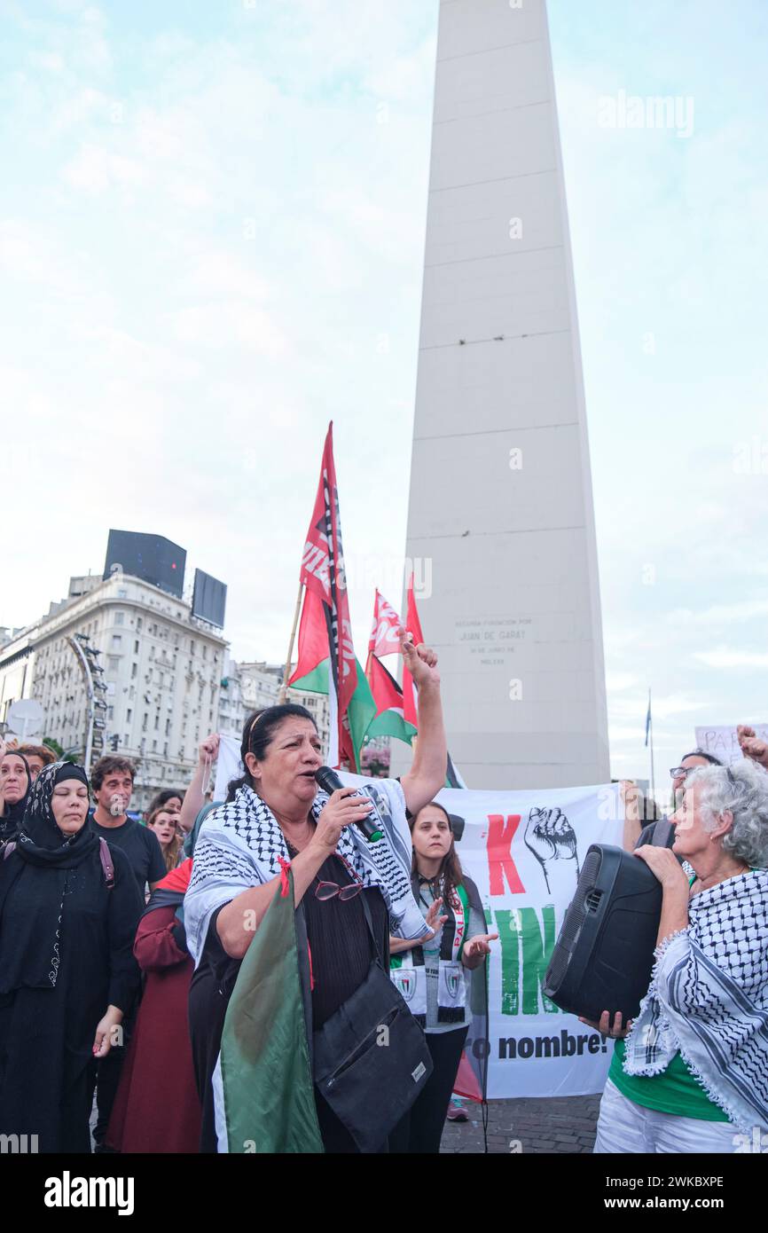 Buenos Aires, Argentina, 16 febbraio 2024: Persone che protestano di fronte all'obelisco, in centro, con manifesti pacifisti e bandiere palestinesi in solidarietà Foto Stock