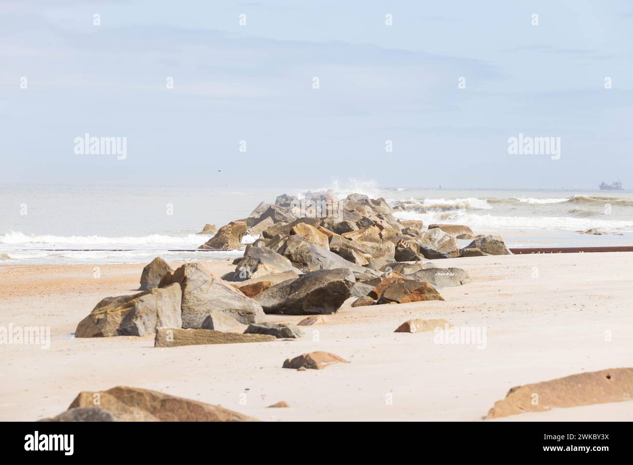 Onde che si muovono delicatamente verso la baia Foto Stock