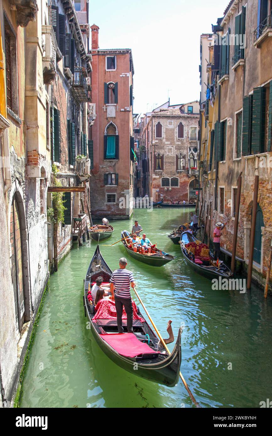 Gondole su un piccolo canale a Venezia, Italia. Foto Stock