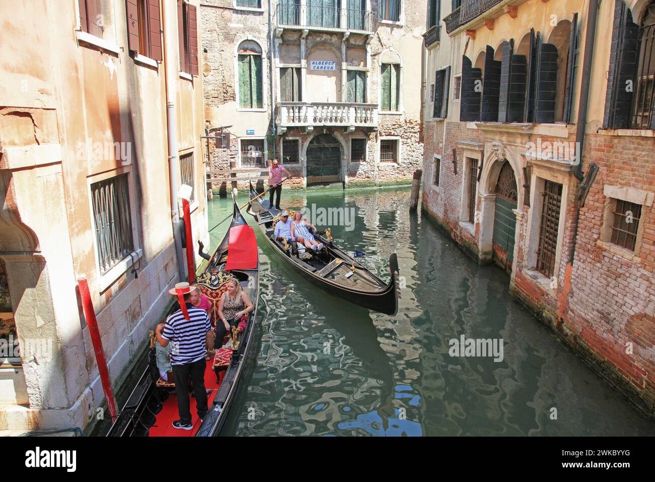 Gondole su un piccolo canale a Venezia, Italia Foto Stock