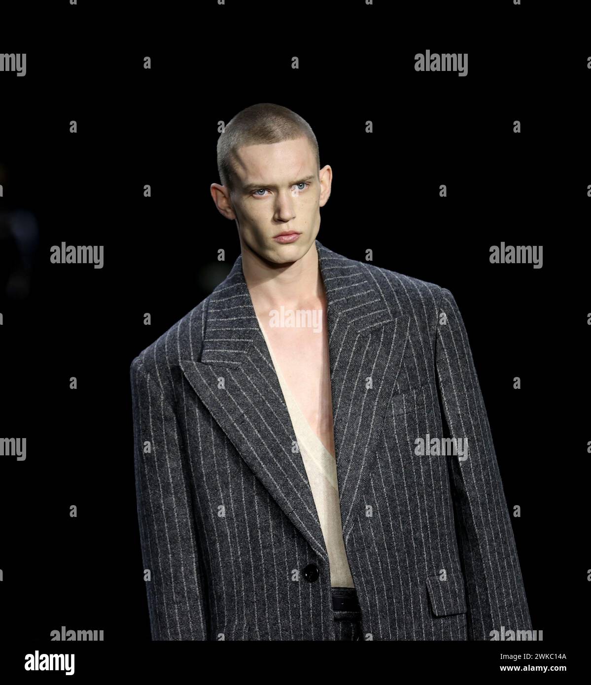 Londra, Gran Bretagna. 19 febbraio 2024. Un modello presenta una creazione alla sfilata Burberry durante la London Fashion Week a Londra, Gran Bretagna, 19 febbraio 2024. Crediti: Li Ying/Xinhua/Alamy Live News Foto Stock