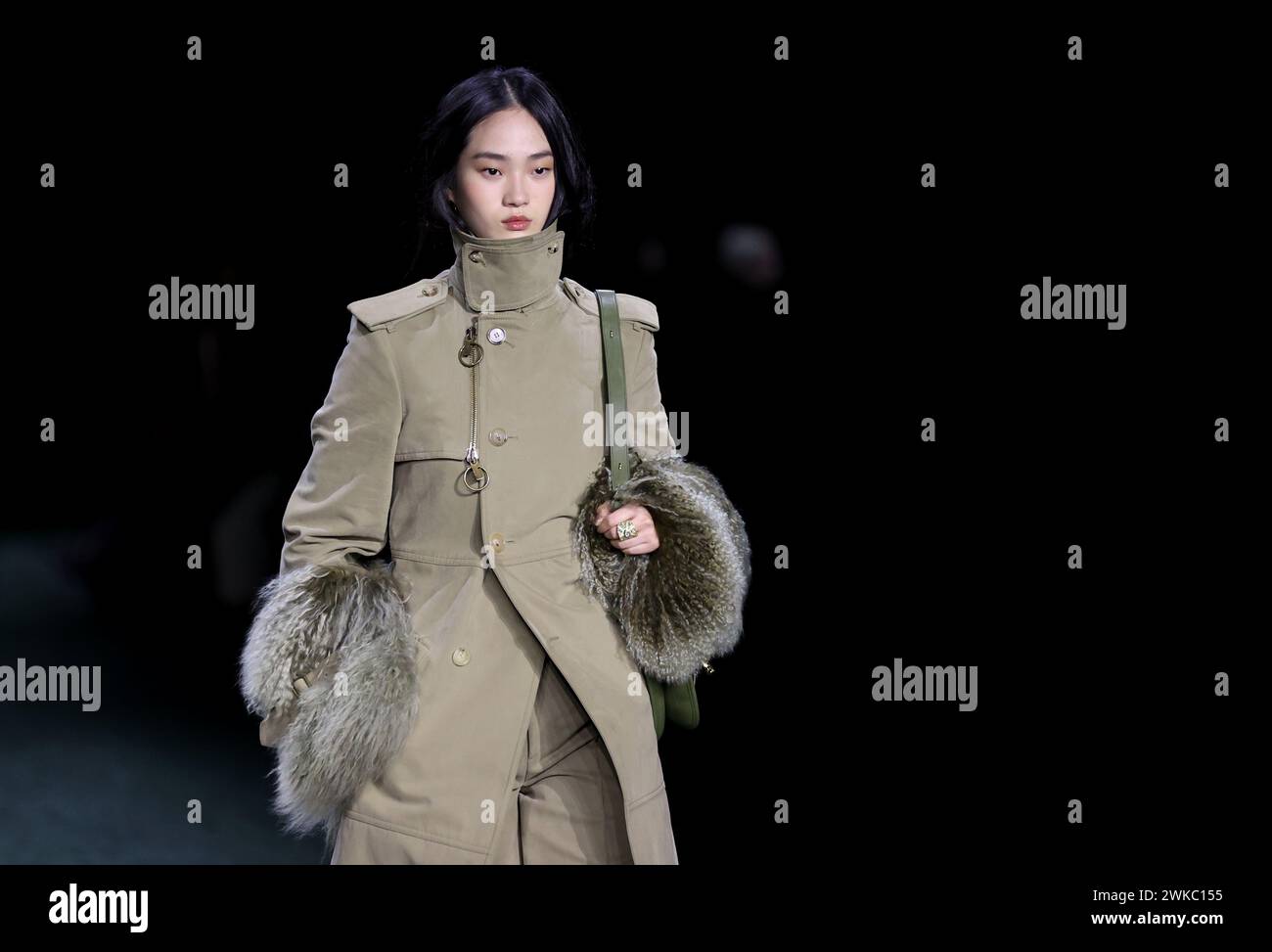 Londra, Gran Bretagna. 19 febbraio 2024. Un modello presenta una creazione alla sfilata Burberry durante la London Fashion Week a Londra, Gran Bretagna, 19 febbraio 2024. Crediti: Li Ying/Xinhua/Alamy Live News Foto Stock