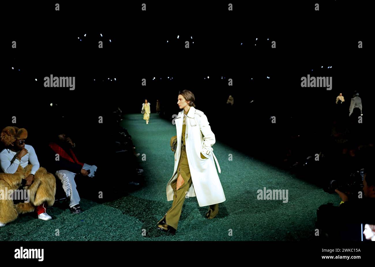 Londra, Gran Bretagna. 19 febbraio 2024. Un modello presenta una creazione alla sfilata Burberry durante la London Fashion Week a Londra, Gran Bretagna, 19 febbraio 2024. Crediti: Li Ying/Xinhua/Alamy Live News Foto Stock