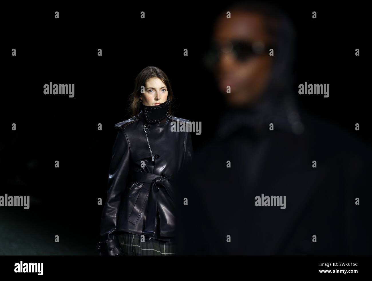 Londra, Gran Bretagna. 19 febbraio 2024. Un modello presenta una creazione alla sfilata Burberry durante la London Fashion Week a Londra, Gran Bretagna, 19 febbraio 2024. Crediti: Li Ying/Xinhua/Alamy Live News Foto Stock