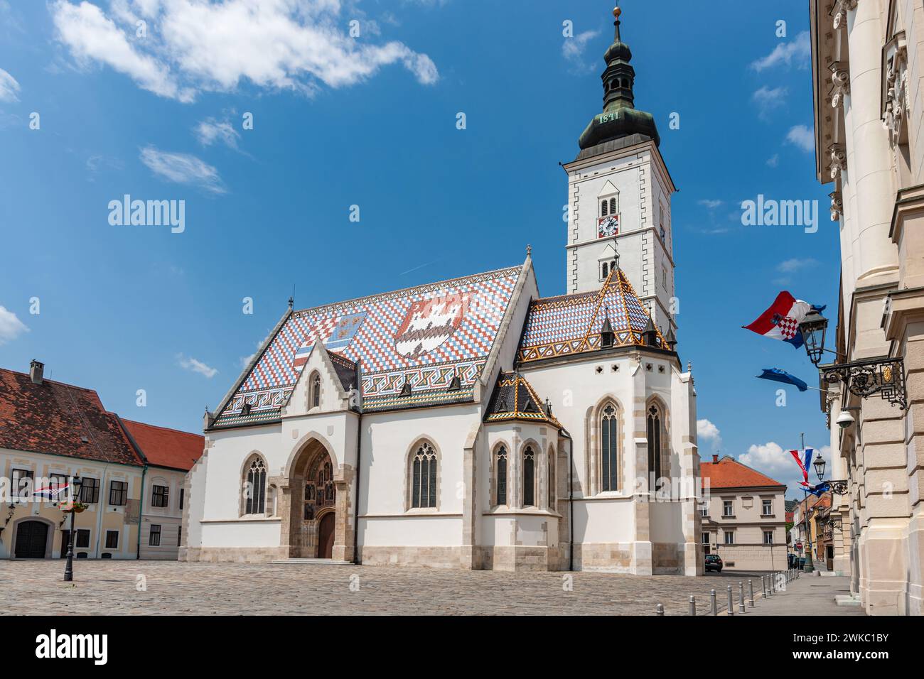 Cattedrale di San Marco con tetto piastrellato ornato con due stemmi croati a Zagabria Croazia. Foto Stock