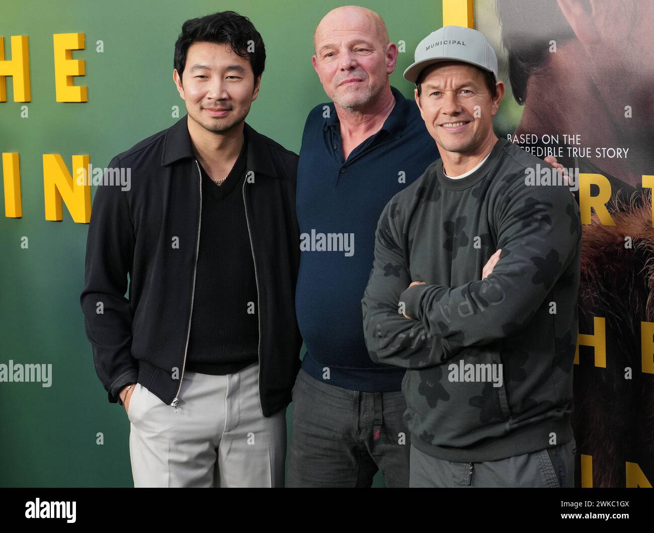 Los Angeles, Stati Uniti. 19 febbraio 2024. (L-R) Simu Liu, direttore Simon Cellan Jones e Mark Wahlberg presso il Lionsgate's ARTHUR THE KING Los Angeles Screening tenutosi presso l'AMC Century City di Los Angeles, CA lunedì 19 febbraio 2024. (Foto di Sthanlee B. Mirador/Sipa USA) credito: SIPA USA/Alamy Live News Foto Stock