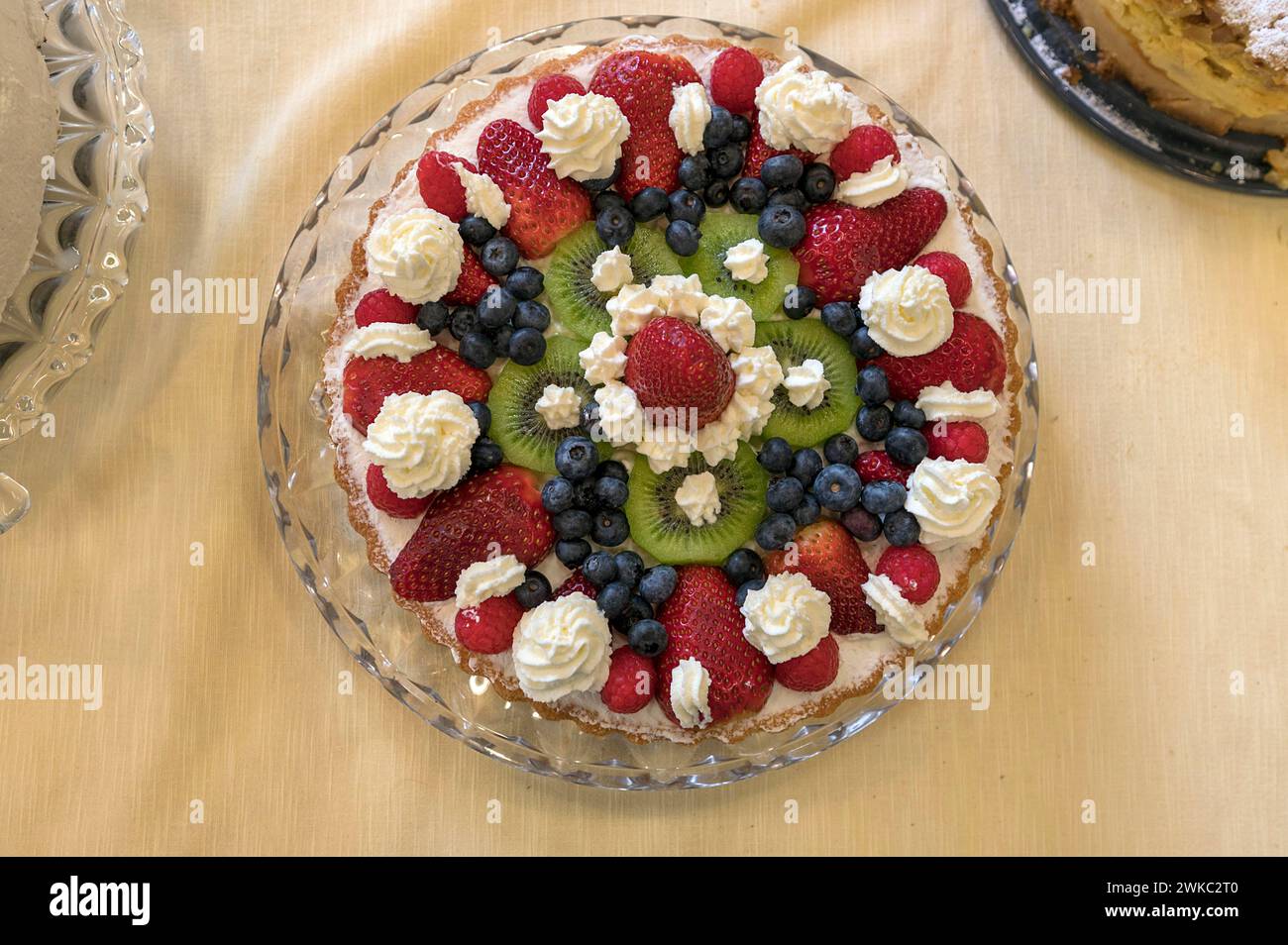 Crostata di frutta con fragole, kiwi e mirtilli, Baviera, Germania Foto Stock