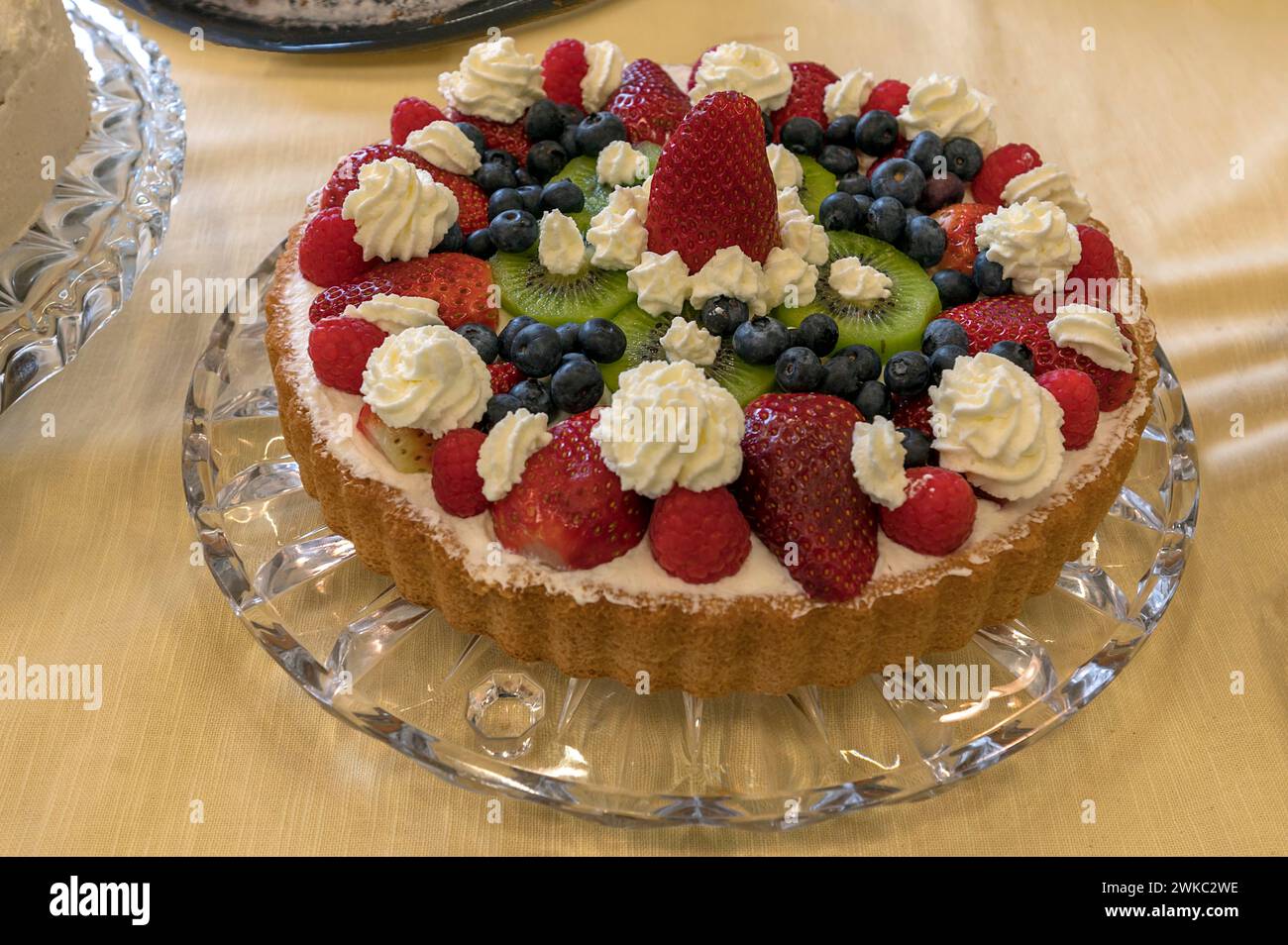 Crostata di frutta con fragole, kiwi e mirtilli, Baviera, Germania Foto Stock