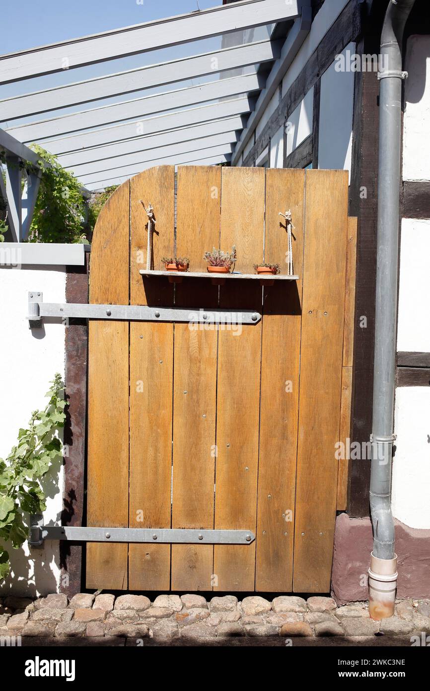 Antico cancello marrone in legno in un giardino, Hoya, bassa Sassonia, Germania Foto Stock