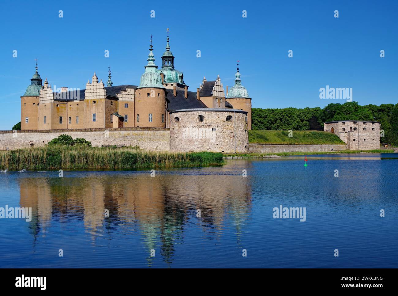 Castello di Kalmar con il suo riflesso sull'acqua in una giornata di sole Foto Stock