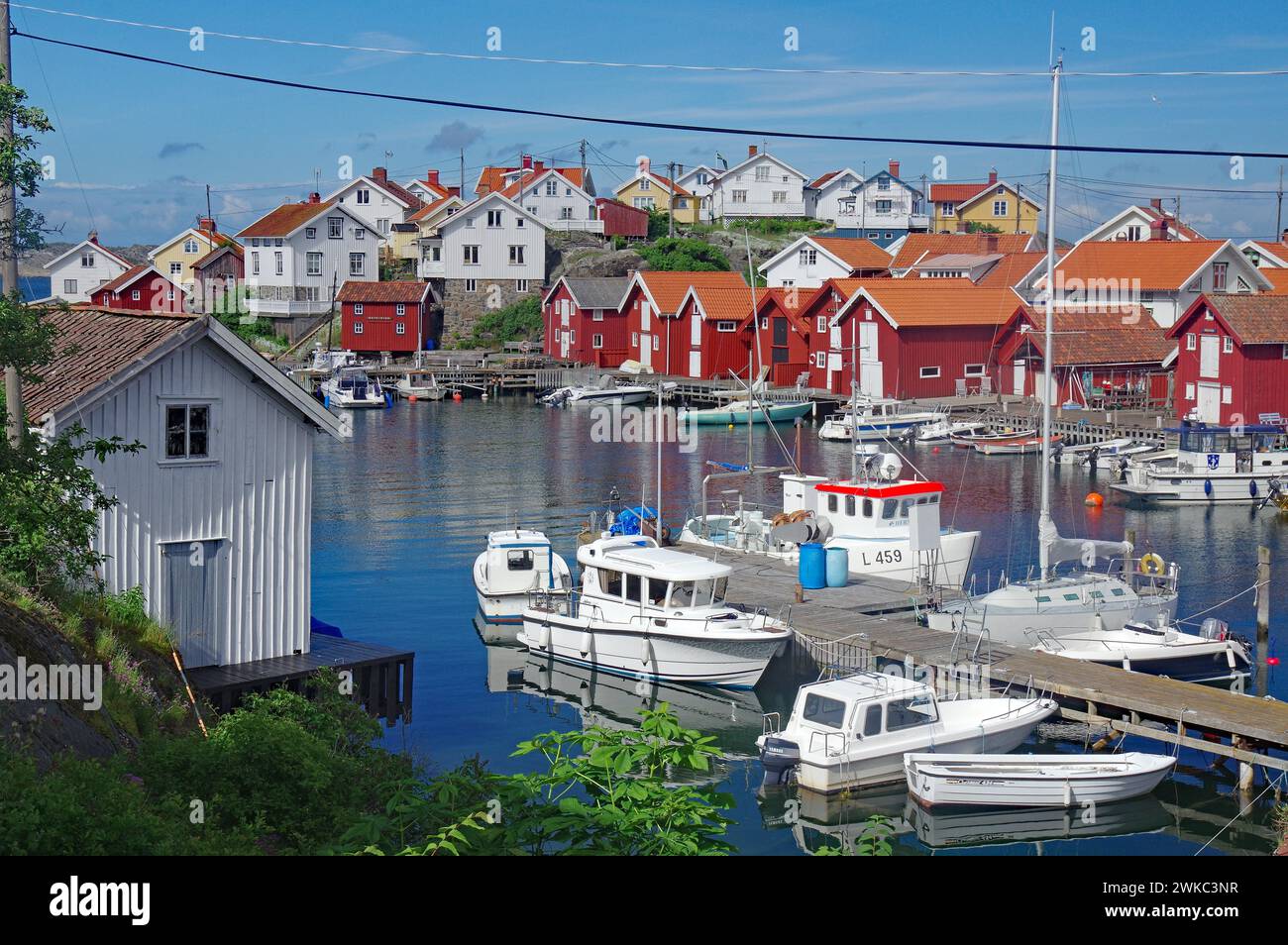 Capanne da pesca, case e piccole barche sull'isola di Gullhomen, Idyll, Oerust, Svezia Foto Stock