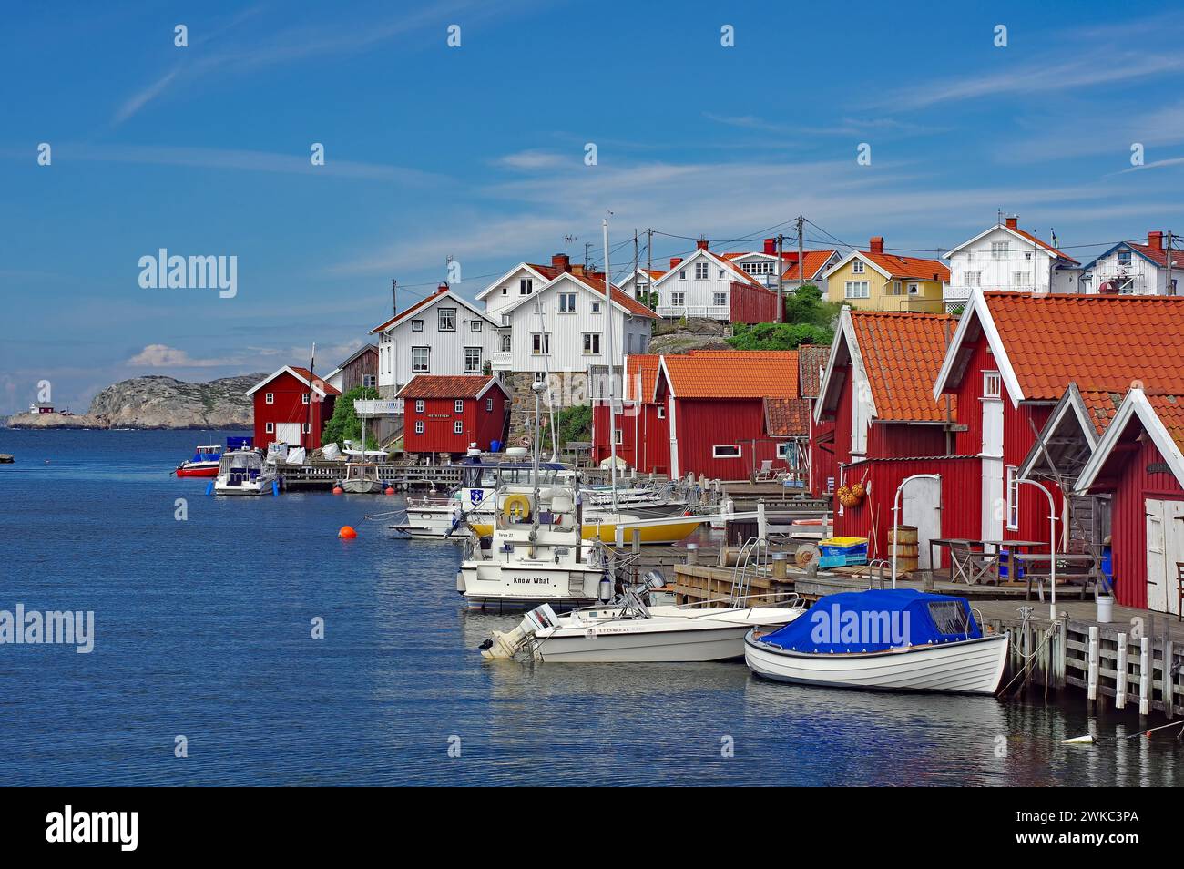 Capanne da pesca, case e piccole barche sull'isola di Gullhomen, Idyll, Oerust, Svezia Foto Stock