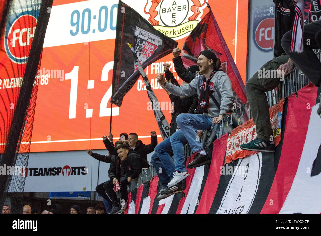 Partita di calcio, i tifosi del Bayer Leverkusen celebrano la vittoria della loro squadra a Heidenheim insieme ai giocatori che non saranno visti dopo la fine della Foto Stock