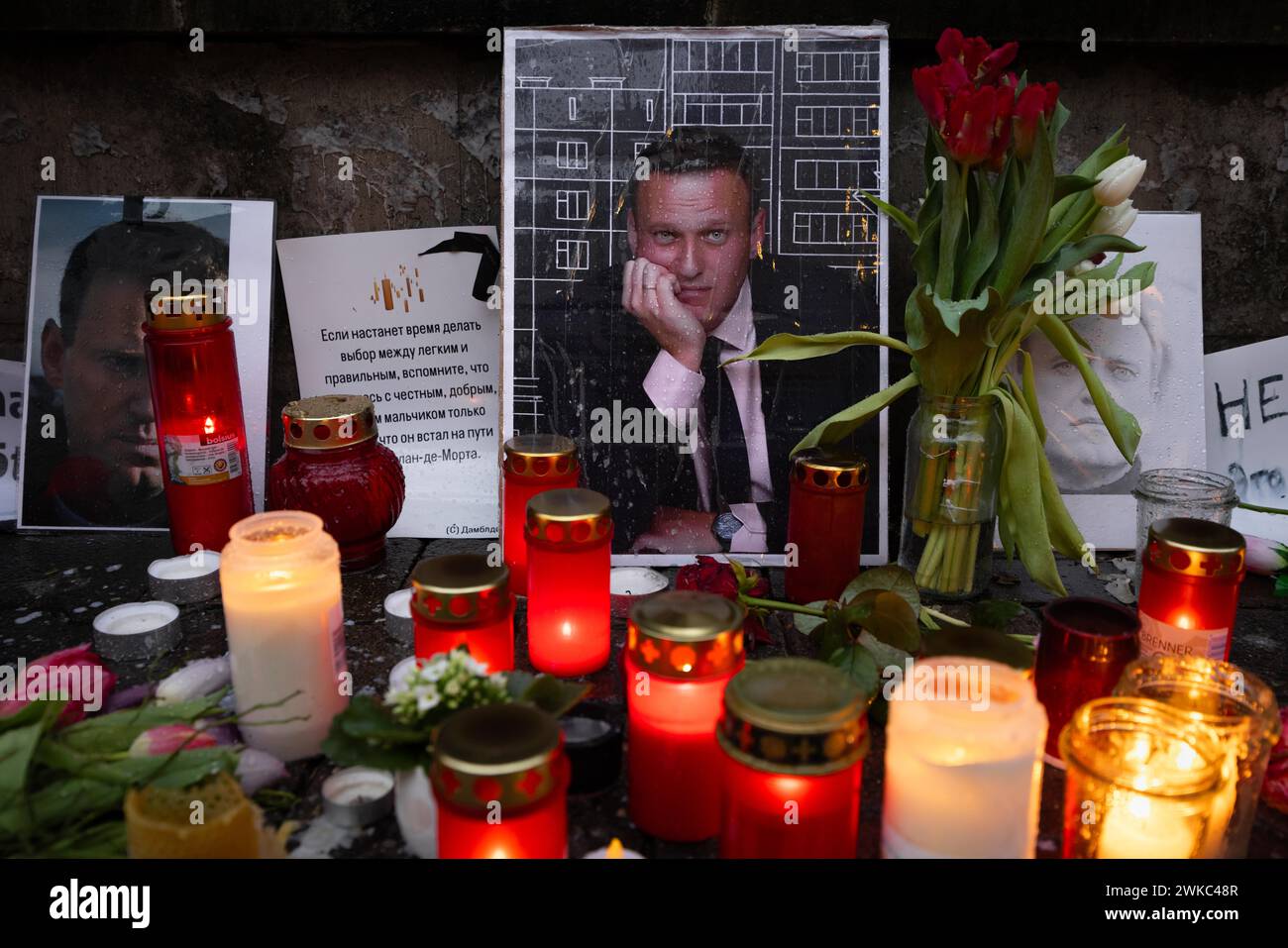 Foto, candele, tombe luminose e fiori per il leader dell'opposizione russa Alexei Navalny, morto in una colonia penale artica il 16 febbraio 2024 Foto Stock
