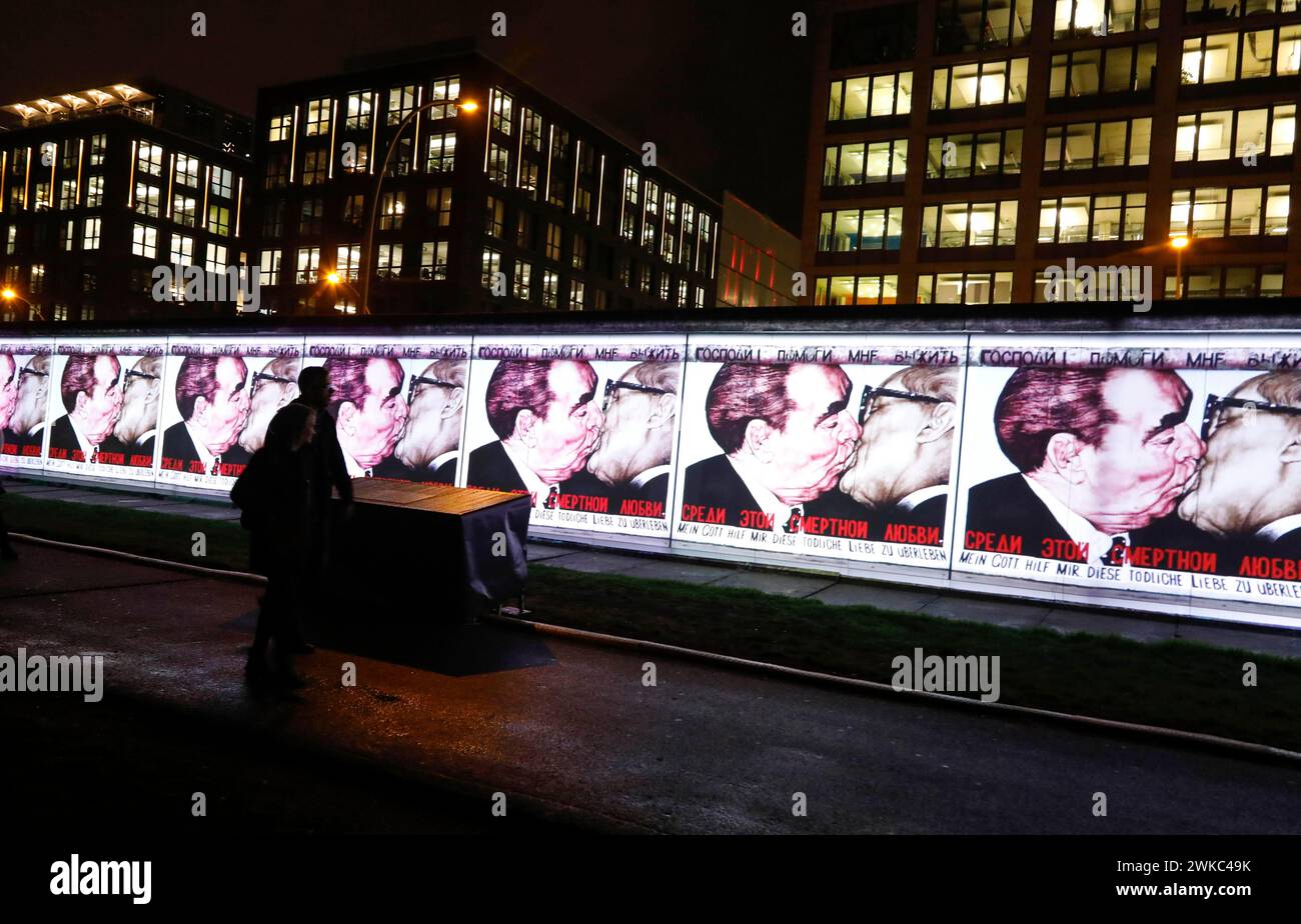 Nel 30° anniversario della caduta del muro di Berlino, proiezioni video in 3D di immagini storiche e video commemorano gli eventi della pace Foto Stock