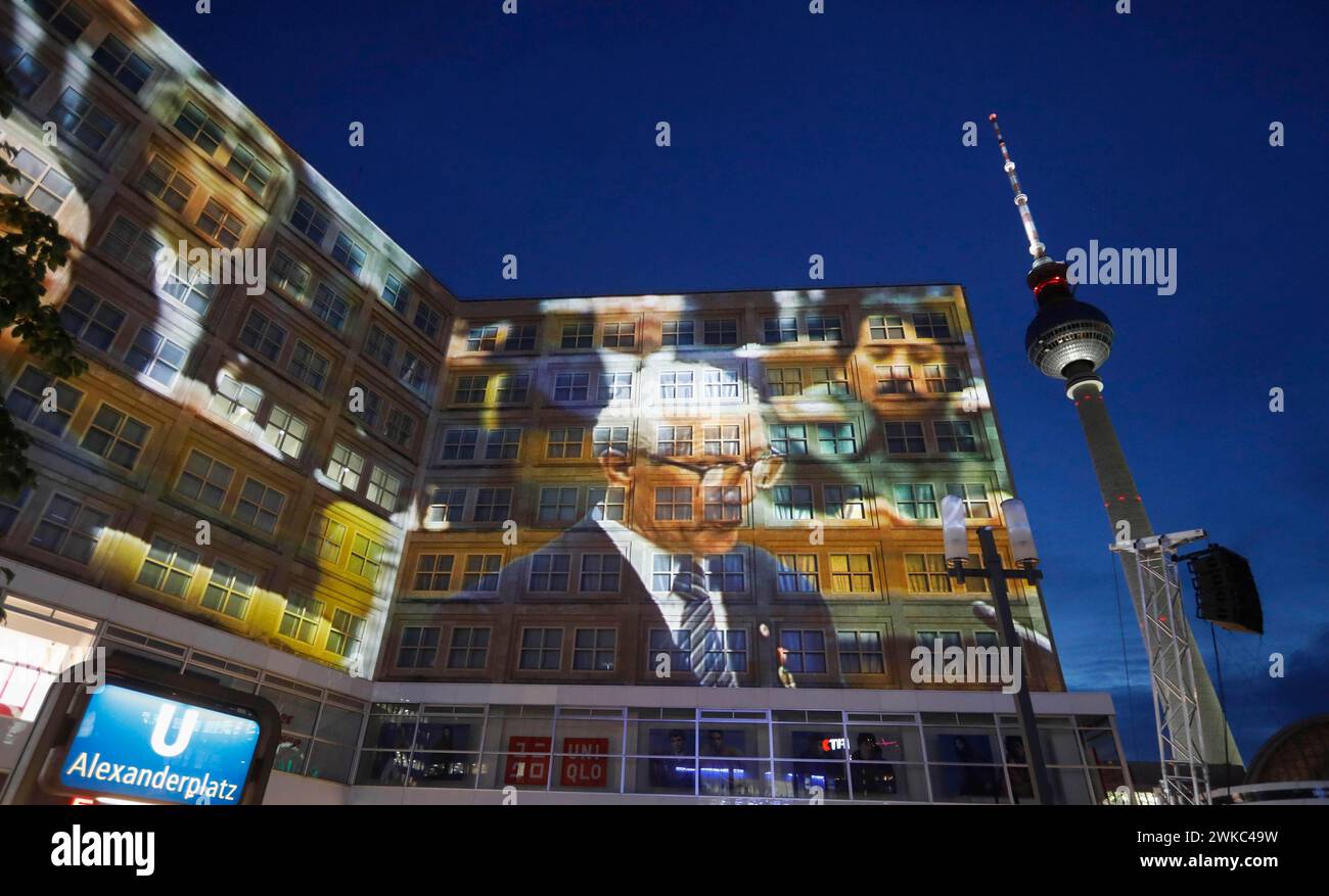 Nel 30° anniversario della caduta del muro, proiezioni video in 3D di immagini storiche e video commemorano gli eventi del pacifico Foto Stock