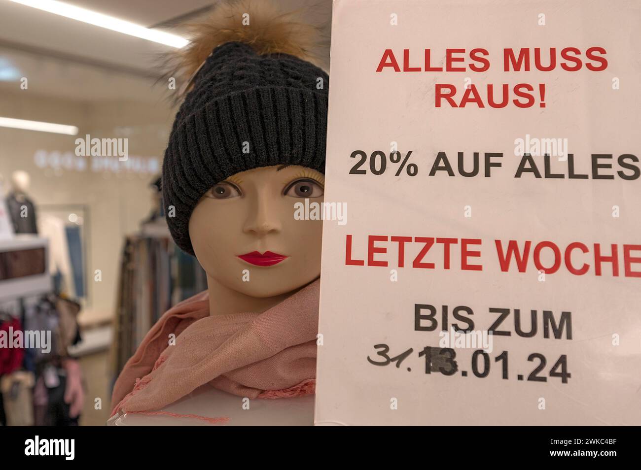 Manichino con cappello a maglia, Baviera, Germania Foto Stock