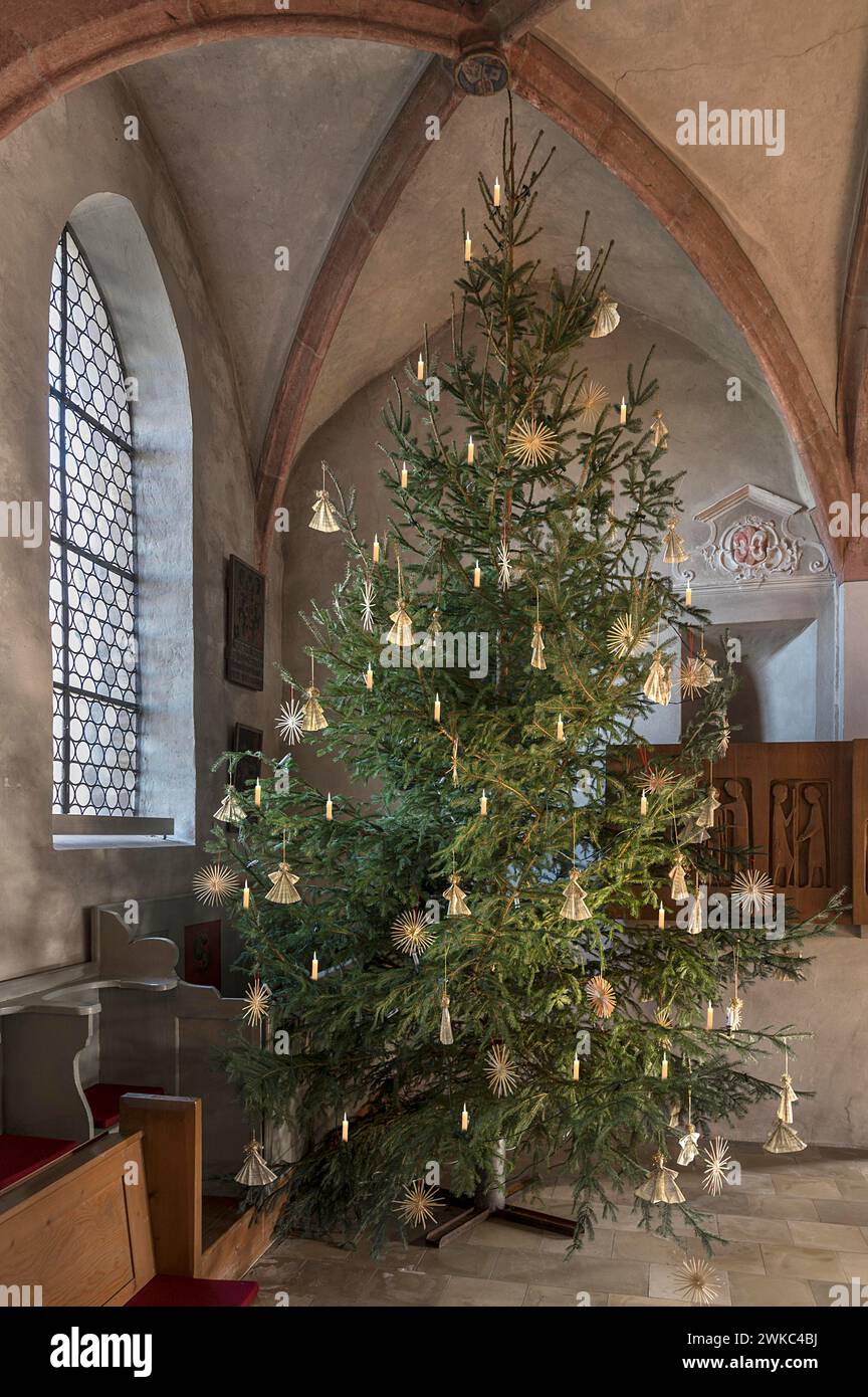 Albero di Natale decorato con stelle di paglia a Santa Egidienkirche, Beerbach, Franconia media, Baviera, Germania Foto Stock