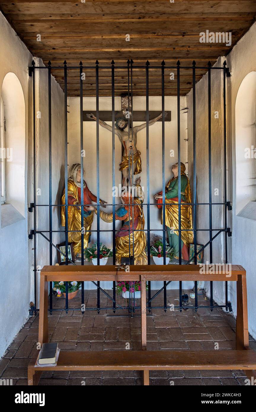 Cappella, crocifisso con figure in lutto su Buchenberg, Buchenberg, Allgaeu, Baviera, Germania Foto Stock