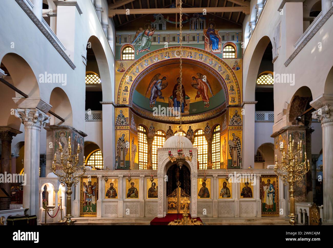 Vista interna della chiesa di Hagios Demetrios, conosciuta anche come Agios Dimtrios o Basilica di Demetrio, Salonicco, Macedonia, Grecia Foto Stock