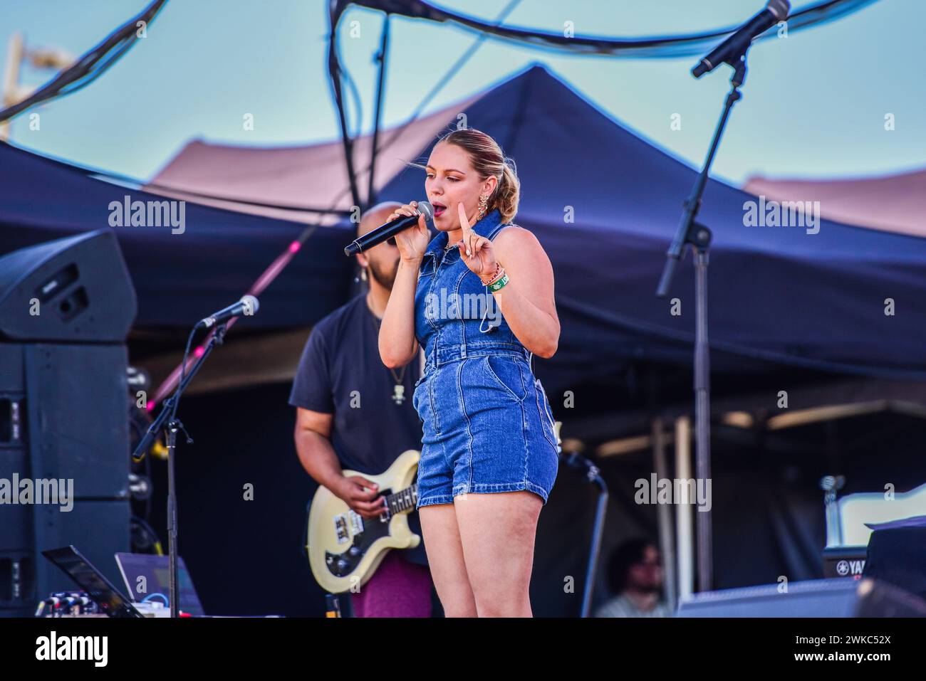 Melbourne, Australia. 18 febbraio 2024. Canisha, cantante soul e jazz con sede a Melbourne, si esibisce sul palco principale del St Kilda Festival. Credito: SOPA Images Limited/Alamy Live News Foto Stock