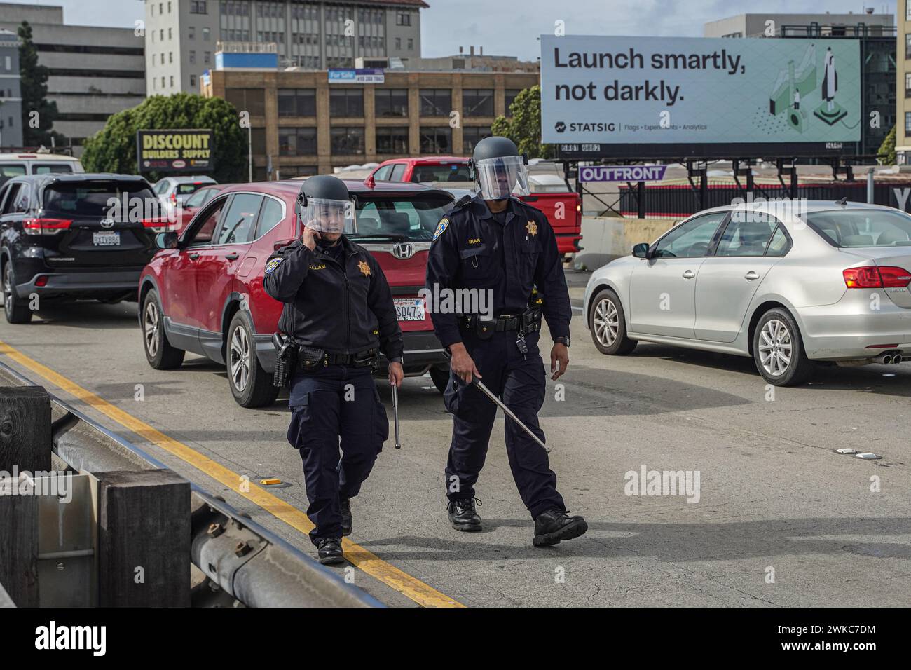 San Francisco, Stati Uniti. 19 febbraio 2024. Due agenti di polizia antisommossa della California Highway Patrol (CHP) camminano sulla superstrada durante la manifestazione. Migliaia di manifestanti pro-palestinesi si sono riuniti per una marcia a San Francisco, in coincidenza con la giornata del presidente degli Stati Uniti. Le loro richieste primarie includevano un cessate il fuoco nell'area di Gaza e una cessazione degli aiuti a Israele da parte dell'amministrazione Biden. Credito: SOPA Images Limited/Alamy Live News Foto Stock