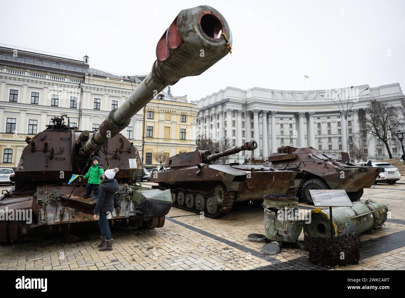 Kiev, Ucraina. 14 febbraio 2024. Una donna e suo figlio visitano una mostra di carri armati russi distrutti nel centro di Kiev. Le truppe russe sono entrate in territorio ucraino il 24 febbraio 2022, dando inizio a un conflitto che ha provocato distruzione e una crisi umanitaria. (Credit Image: © Oleksii Chumachenko/SOPA Images via ZUMA Press Wire) SOLO PER USO EDITORIALE! Non per USO commerciale! Foto Stock