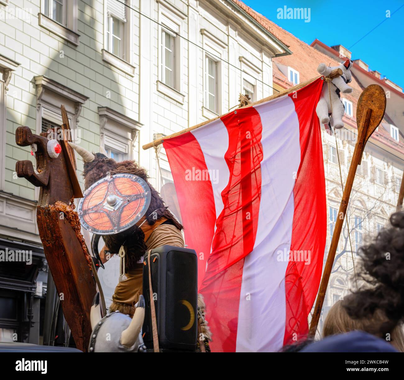 GRAZ, AUSTRIA - 13 FEBBRAIO 2024: Martedì grasso (Faschingsdienstag). L'episodio vichingo di una processione in costume di carnevale sulla strada centrale di Gr Foto Stock