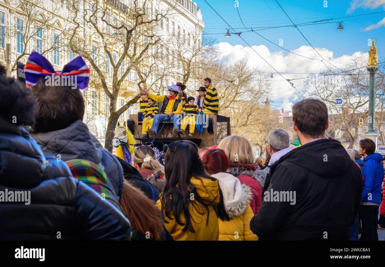 GRAZ, AUSTRIA - 13 FEBBRAIO 2024: Martedì grasso (Festa dei pancake, Faschingsdienstag). Episodio di una processione in costume di carnevale sulla strada centrale in Foto Stock