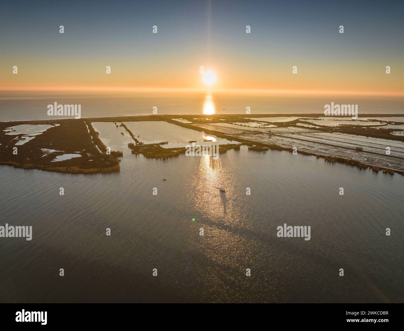 Vista aerea del fiume Ebro alla foce del delta dell'Ebro all'alba invernale (Tarragona, Catalogna, Spagna) ESP: Vista aérea del Río Ebro (España) Foto Stock