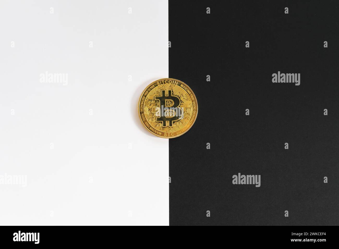 Concetto di dimezzamento di Bitcoin in criptovaluta. Moneta su sfondo bianco e nero. Foto Stock