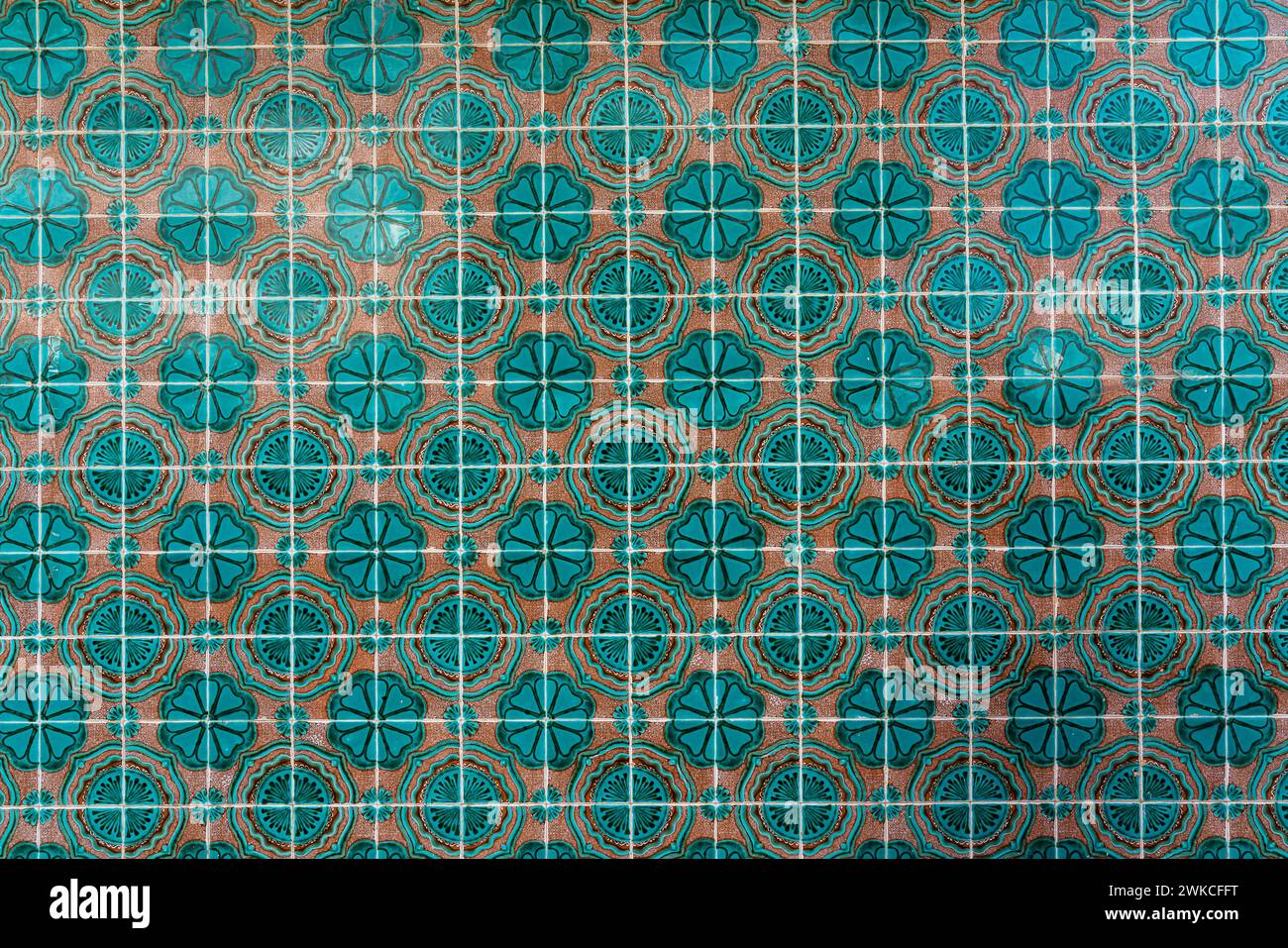 Piastrelle quadrate in ceramica con piccoli mosaici ornamentali. Vecchio motivo astratto riquadri, sfondo Foto Stock