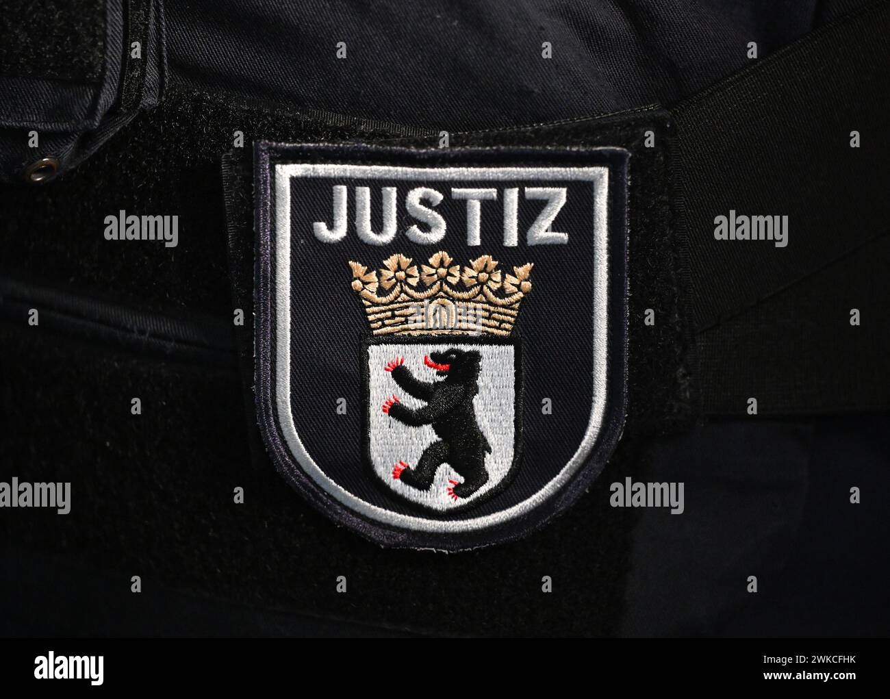 Berlino, Germania. 19 febbraio 2024. Il logo sull'uniforme di un ufficiale giudiziario del tribunale distrettuale di Berlino. Credito: Soeren Stache/dpa/Alamy Live News Foto Stock